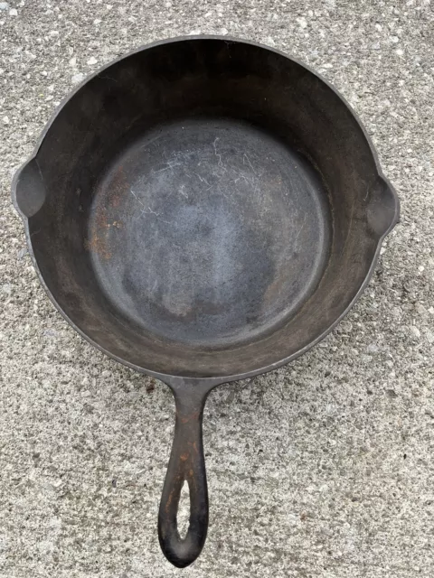 Chicago Hardware 89A Antique Cast Iron Skillet - Circa 1900-1938