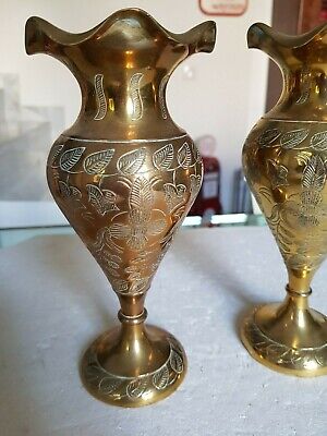 paire de Vase ancien en cuivre Jaune ou laiton  décor de fleur ciselé col feston