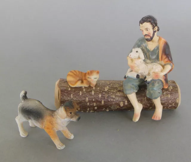 Hirte sitzend mit Hund und Katze auf Baumstamm für Krippenfiguren Größe 11 cm