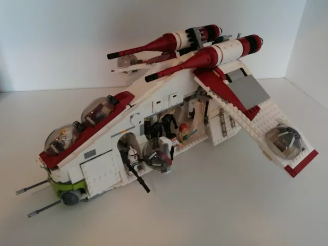 Clone Wars Republic Gunship with figures stickers and instructions new sealed 2