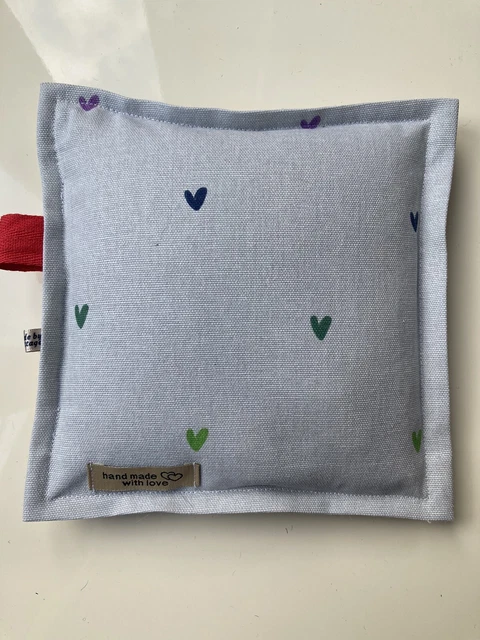 "Almohadilla de fieltro con aguja tela Sophie Allport Hearts y relleno de arroz de Hesse 8""X 8"""