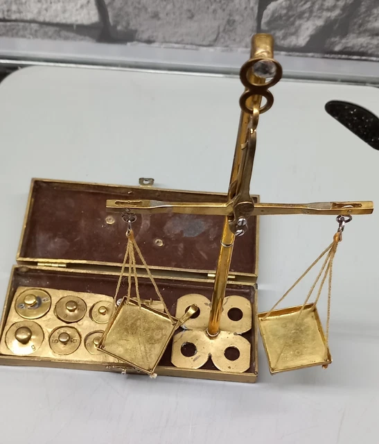 Alte Goldwaage Feinwaage mit Gewichte mit Messingschatulle