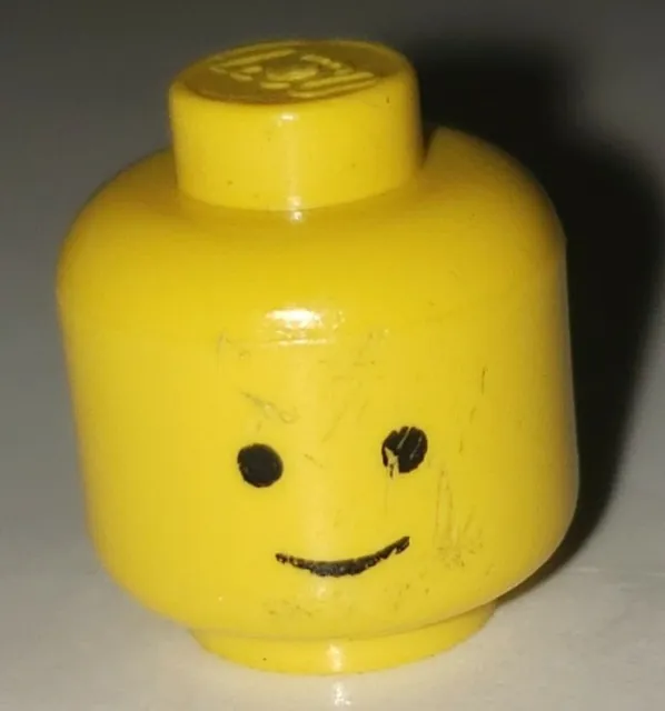 LEGO Piece Part Yellow Standard Classic Minifigure Head Black Eyes & Smile
