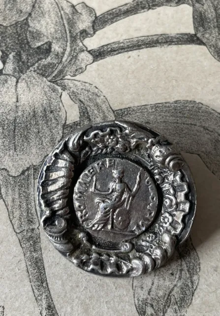 Grand bouton ancien en métal décor Déesse - Romanée - Fin XIXeme -  Collection