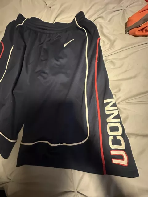 UCONN Huskies Nike basketball shorts - Large  Vintage