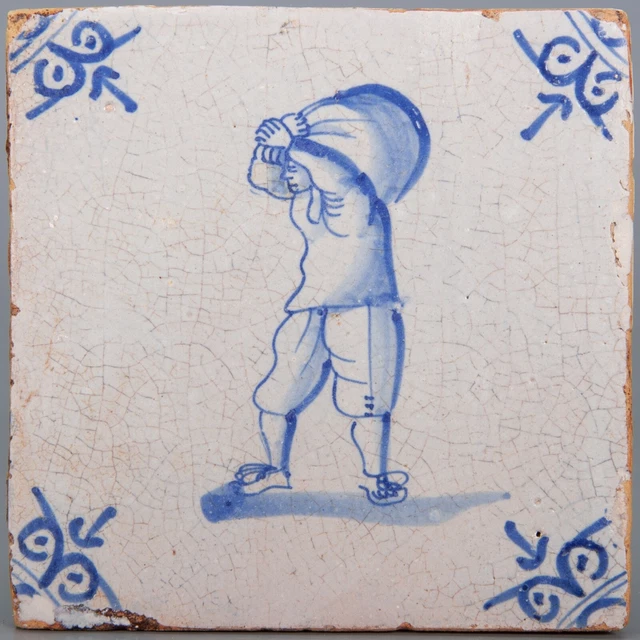 Nice Dutch Delft Blue tile, man with a bag, mid 17th century.