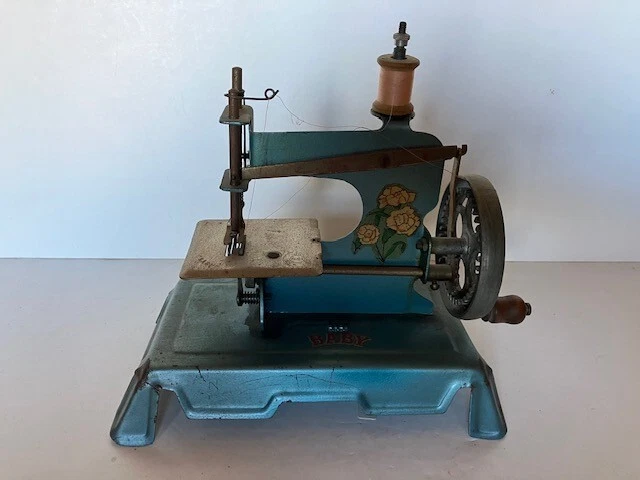 Jouet Ancien Machine à Coudre Baby – Circa 1900 – Métal Fonte