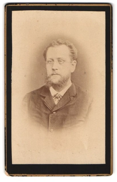 Fotografie unbekannter Fotograf und Ort, Portrait Herr mit Brille und Vollbart
