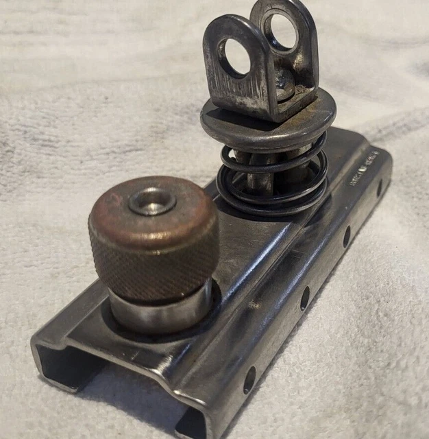 sliding genoa car fits 1 1/4 " track. without block ronstan good condition sliding genoa car fits 1 1/4 " track. without block ronstan good condition