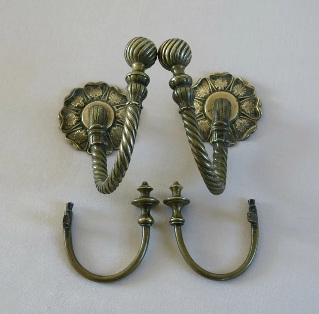 Paire de capuchons de rideaux anciens « Embrasses » en bronze doré massif et ciselé - En vente sur France