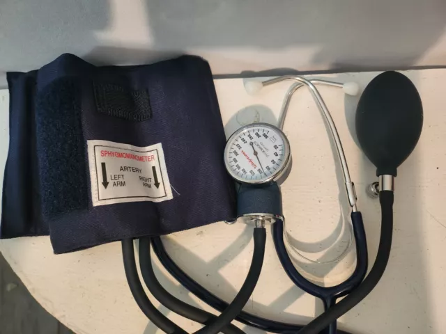 Walgreens Blood Pressure Cuff Sphygmomanometer and Stethoscope with Case Works