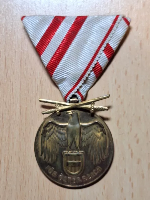 Orig. Austrian medaille FÜR ÖSTERREICH 1914 1918 + orig. triangle ribbon swords