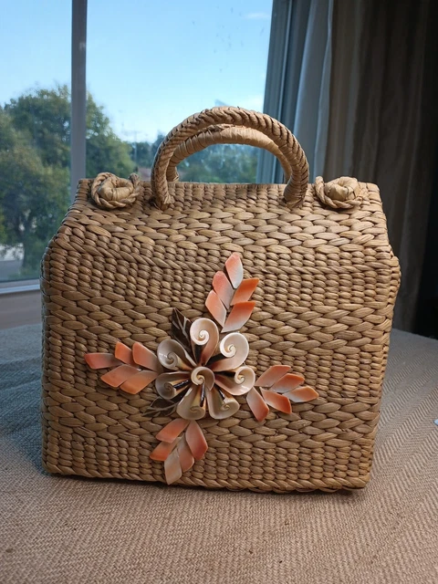 Vintage Straw Hand Woven Bag / Purse Boho Wicker Raffia ,Seashell Decorations