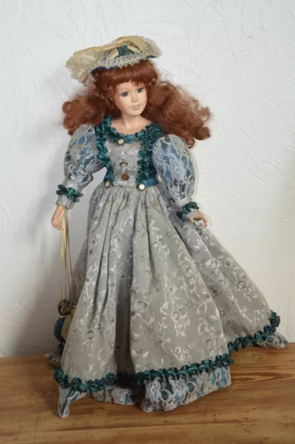 Adorable poupée ancienne en très bel état, robe de très belle qualité, h 50 cm