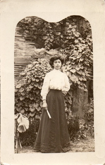BE003 Carte Photo vintage card RPPC Femme mode fashion robe jardin parc