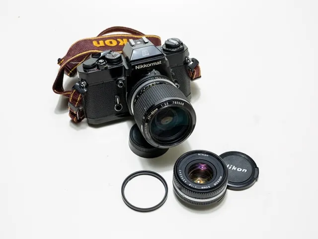 Cámara analógica Nikon Nikkormat EL con objetivos 43-85 mm y 50 mm