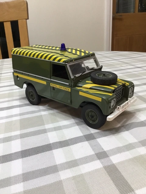 Miniature Eagle 1/18 Land Rover Series III 109 Hard Top, Beige/vert, Diecast