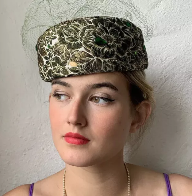 Cappello anni '50 ""Modern Miss"" broccato verde e oro scatola pillole con gemme - Union Made