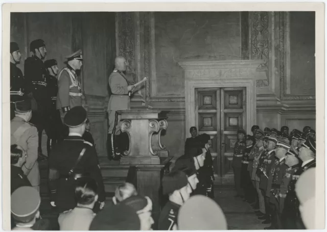 Le Dulce Benito Mussolini s'adresse à des dignitaires nazis. Fascisme. Rome.