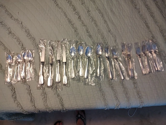 Oneida Silverplate Lady Hamilton *New pattern* 20 Pc set - 4/5 pc place settings Oneida Silverplate Lady Hamilton *New pattern* 20 Pc set - 4/5 pc place settings