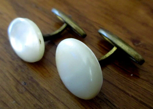 Anciens superbes boutons de manchettes couleur vieil or perle nacre Anciens superbes boutons de manchettes couleur vieil or perle nacre