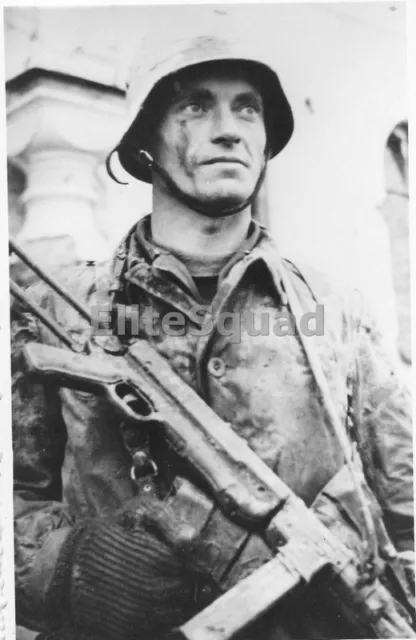 WW2 Photo German Soldier with MP 40 Machine Gun 1941 WWII 152