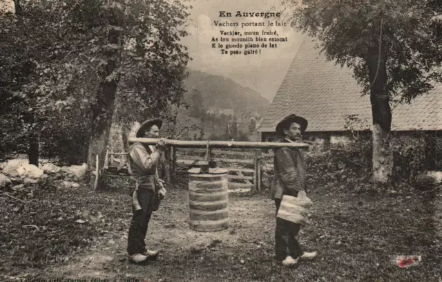 CPA 63 - Folklore - En Auvergne - Vachers portant le Lait