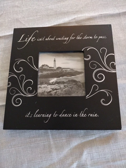 Marco de fotos de Life Isn't About Waiting For The Storm To Pase