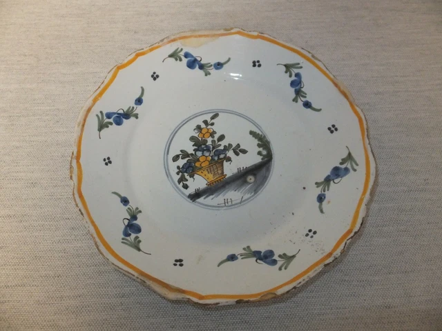 Xviii°  Assiette En Faience De La Tronche ? Nevers ?  Au Panier Fleuri