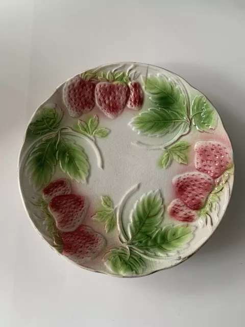 Ancienne Assiette En Barbotine Fraises Et Feuillages , Fines Dorures, Diam 21 Cm