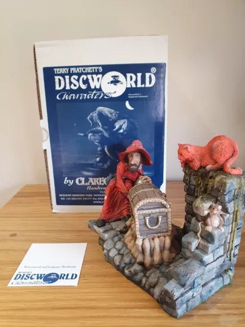 Clarecraft Discworld - DW41 - Rincewind, Luggage and Cat Bookend 2