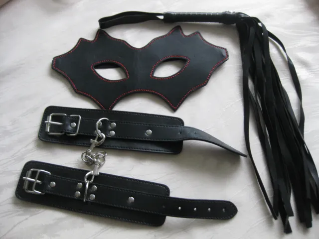 NEU 4 teilig  Leder/ Kunstlederarmbänder, schwarz, Augenmaske, kleine Peitsche