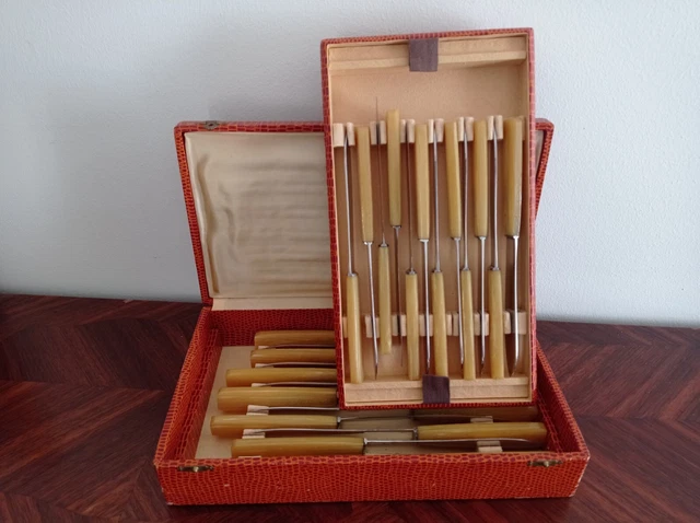 Suite de 12 grands couteaux et de 12 petits couteaux du même modèle. En coffret.