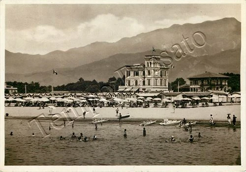 Cartolina di Marina di Massa, albergo e spiaggia con bagnanti - Massa Carrara