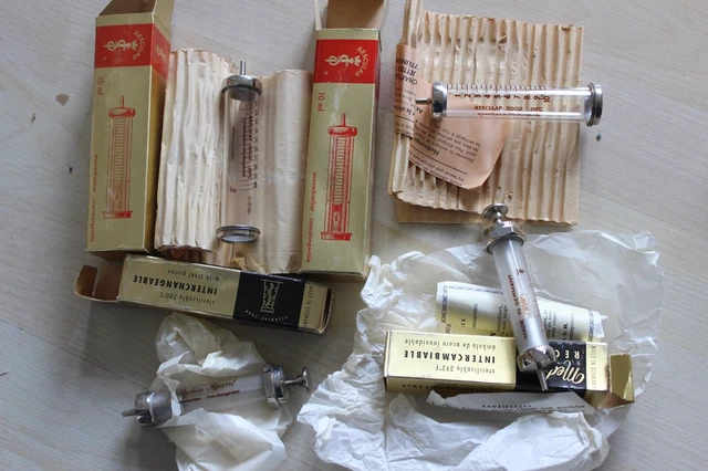 OP Spritzen Teile Instrumente Medizin Besteck Sammlerstück Deko 50-70erJ Arzt 2