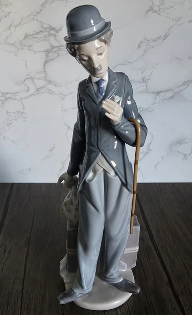 LLADRO VINTAGE CHARLIE CHAPLIN THE TRAMP Number 5233 with Walking