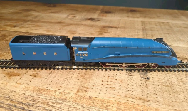 HORNBY OO LNER Sir Nigel Gresley 4498 Locomotive & Tender £47.99 ...