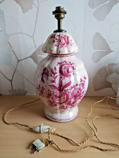 Ancien pied de lampe en céramique à décor de fleurs roses
