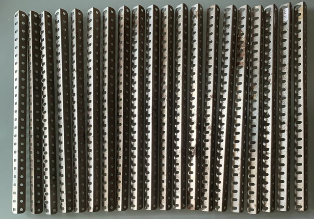 16 CORNIERES DE 25 TROUS DE 32cm réf 8 .PIECE MECCANO BOITE 4a à