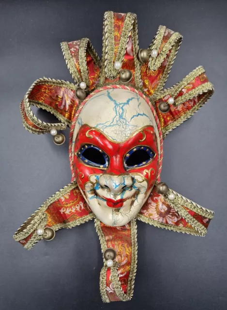 Maschera Veneziana In Cartapesta Decorata A Mano-Soggetto: Jolly-Giullare Rosso