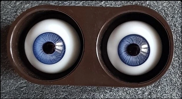 POUPEE EN PORCELAINE BRUNE YEUX BLEUES