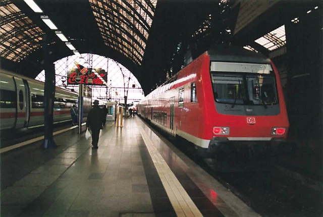 Foto Doppelstocksteuerwagen DBbzf Hbf Dresden 02/2001 ca. 10x15cm V4115e