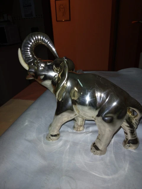 Elefante con Zanne Bianche Scultura in Laminato Argento