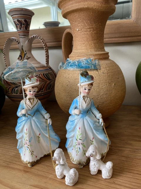 Lot 2 sujets vintage biscuit dame promenant son chien