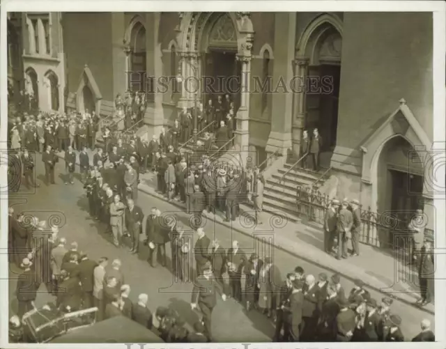 1932 Press Photo Crowds wait at St. Agnes Church for Martin McCue's funeral