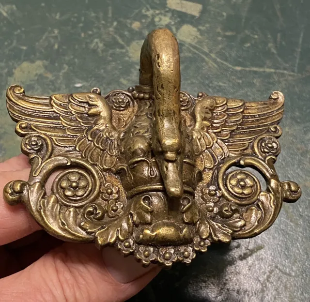 Antica maniglia Impero a collo di cigno in bronzo patinato