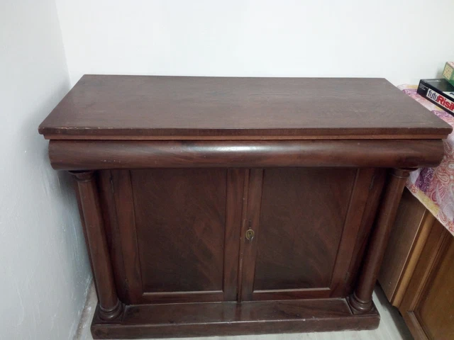Antica credenza in legno