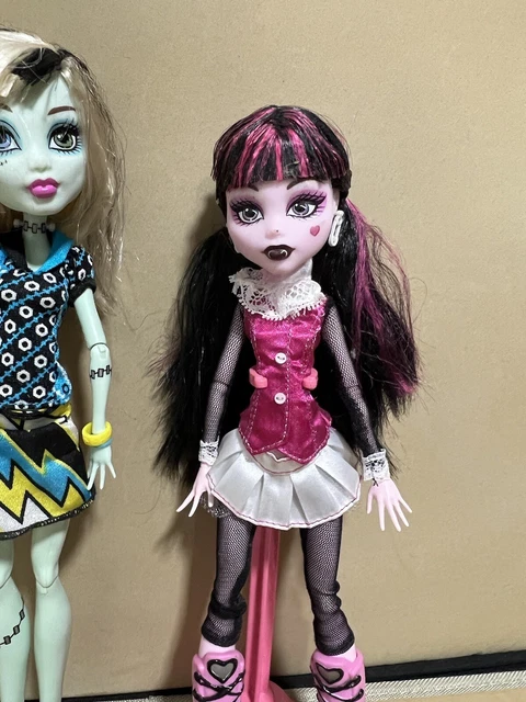 MONSTER HIGH FIRST Wave Draculaura Doll With Stand & Coffin Bean ...