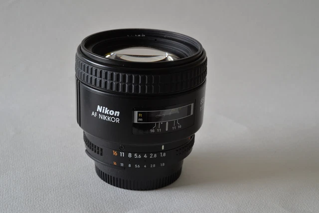 NIKON AF nikkor 85 mm F 1.8  D