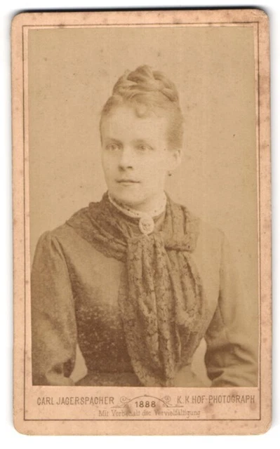 Fotografie Carl Jagerspacher, Gmunden, Junge Dame mit Hochsteckfrisur und Krage